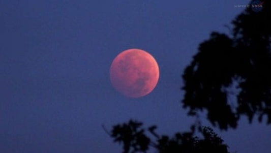 L'ÉCLIPSE LUNAIRE DE LA SUPER LUNE DE SANG EN LION - Divinaroma