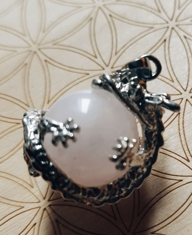 Dragon avec sa boule en quartz rose - Divinaroma