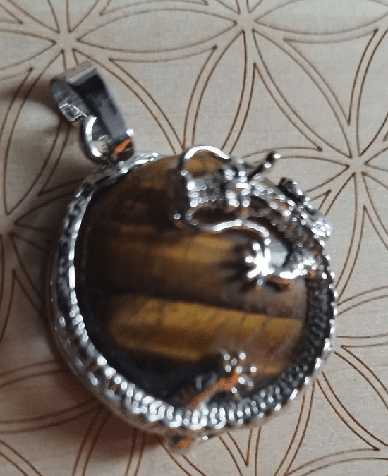 Pendentif en œil de tigre avec son dragon - Divinaroma