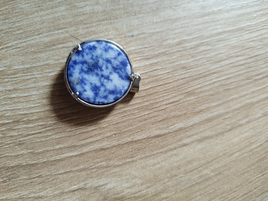 Pendentif rond en sodalite bleue, vue de dos, pierre naturelle brute montée sur support argenté
