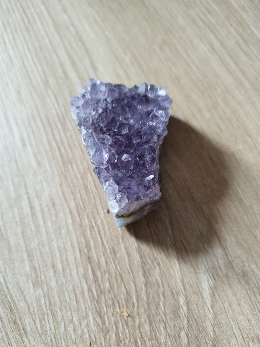 Cristaux violets d’améthyste en pointe sur géode naturelle, vue du dessus – pierre d’élévation et de clarté.