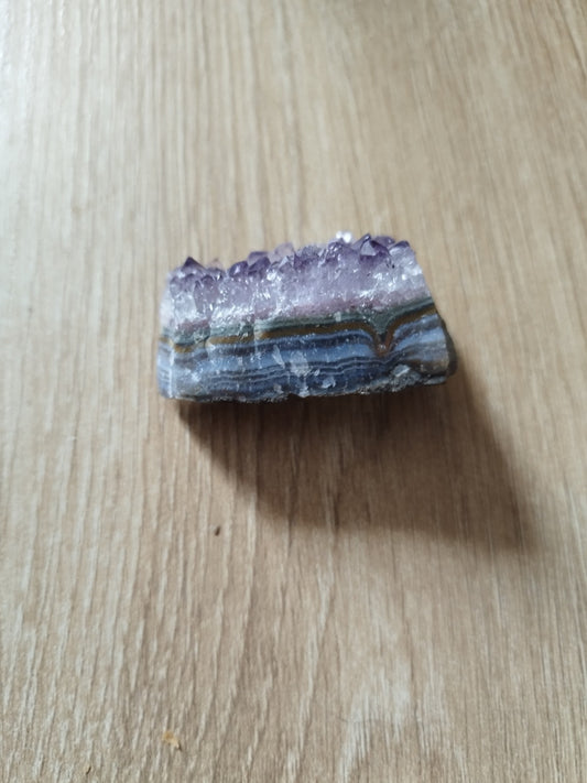 Géode d’améthyste rayée avec strates visibles et cristaux brillants – outil vibratoire pour chakra couronne.