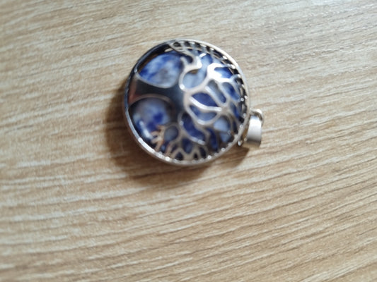 Pendentif symbolique en pierre de sodalite bleue, arbre de vie en relief, talisman de protection
